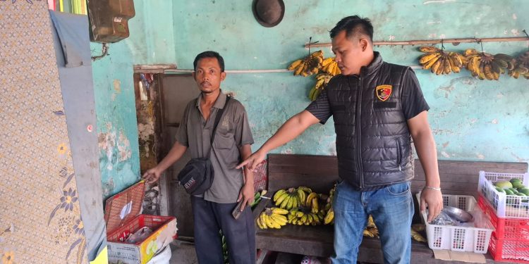 Kepergok Warga saat Diduga Mengambil Uang di Kios Buah, Perempuan Dibawa ke Polsek Gebog
