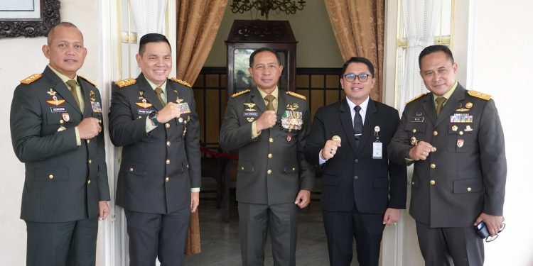 Pangdam IV/Diponegoro Dampingi Panglima TNI pada Prasetya Perwira Diktukpa TNI Integratif dan Kunjungan ke Museum Bersejarah