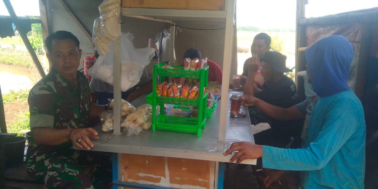 Dari Warung Kopi, Babinsa Krikilan Bangun Kepercayaan Warga
