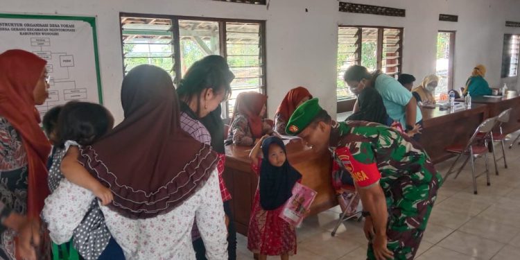 Babinsa Koramil 04/Nguntoronadi Dampingi Posyandu, Wujud Nyata Kepedulian TNI untuk Kesehatan Ibu dan Anak