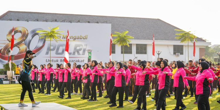 Semarak HUT Bhayangkara ke-80, Personel dan Keluarga Besar Polda Jateng Pererat Kebersamaan Lewat Olahraga Bersama