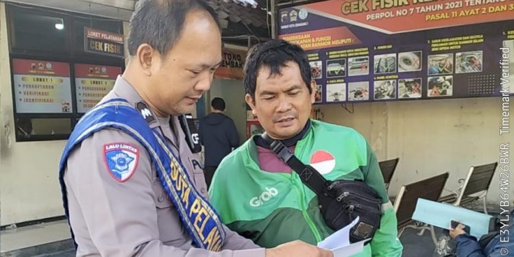 Tak Sekadar Menunjukkan Loket, Duta Pelayanan Samsat Semarang 1 Hadir Beri Kepastian bagi Wajib Pajak
