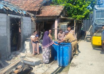 ​Ringankan Beban Warga, Sat Samapta Polres Jepara Salurkan 6.000 Liter Air Bersih di Kedungmalang