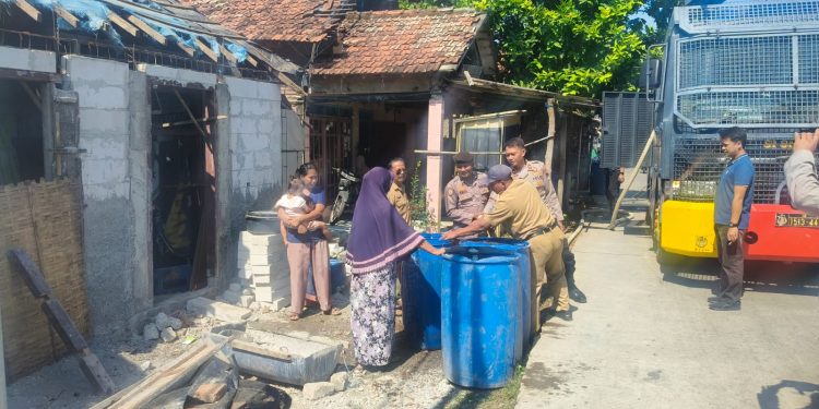 ​Ringankan Beban Warga, Sat Samapta Polres Jepara Salurkan 6.000 Liter Air Bersih di Kedungmalang