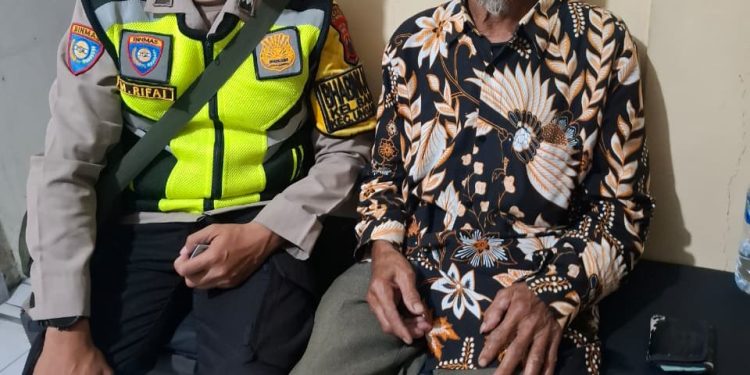 Lansia Asal Tegal Tersesat Usai Berwisata di Celosia, Ditemukan Selamat di Alun-alun Lama Ungaran.