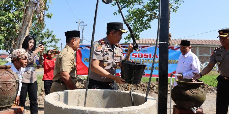 Hari Bhayangkara ke-80, Kapolres Kudus Resmikan Sumur di Makam Mbah Gareng Undaan