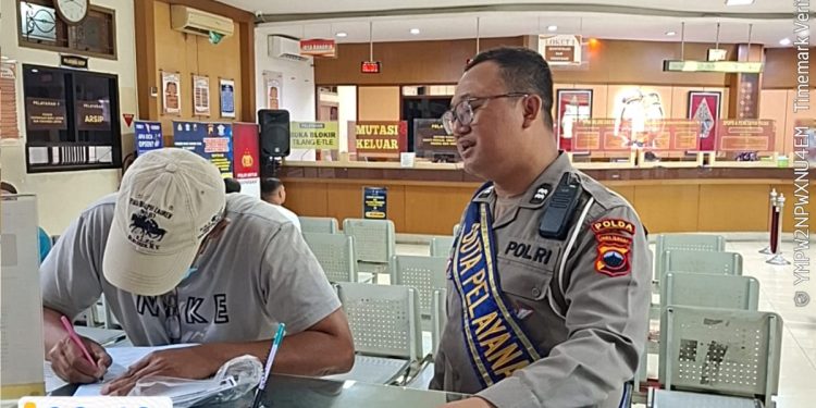 Dari Langkah Pertama hingga Berkas Selesai, Duta Pelayanan Samsat Semarang 2 Siap Dampingi Wajib Pajak