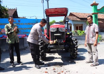 Polres Kudus Serahkan Alsintan untuk Poktan Binaan, Dukung Ketahanan Pangan Nasional
