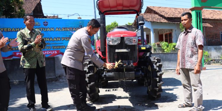 Polres Kudus Serahkan Alsintan untuk Poktan Binaan, Dukung Ketahanan Pangan Nasional