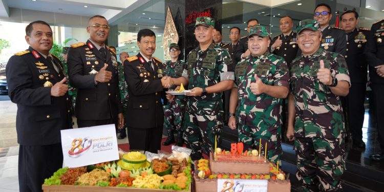 Perkokoh Sinergitas TNI-Polri, Pangdam IV/Diponegoro Hadiri Syukuran Hari Bhayangkara ke-80 di Mapolda Jateng