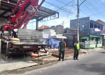 Pacu Kelancaran & Keselamatan Lalu Lintas, Babinsa Serengan dan Linmas Bantu Pengecoran Rumah Warga