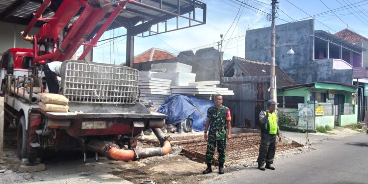 Pacu Kelancaran & Keselamatan Lalu Lintas, Babinsa Serengan dan Linmas Bantu Pengecoran Rumah Warga