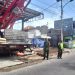 Pacu Kelancaran & Keselamatan Lalu Lintas, Babinsa Serengan dan Linmas Bantu Pengecoran Rumah Warga