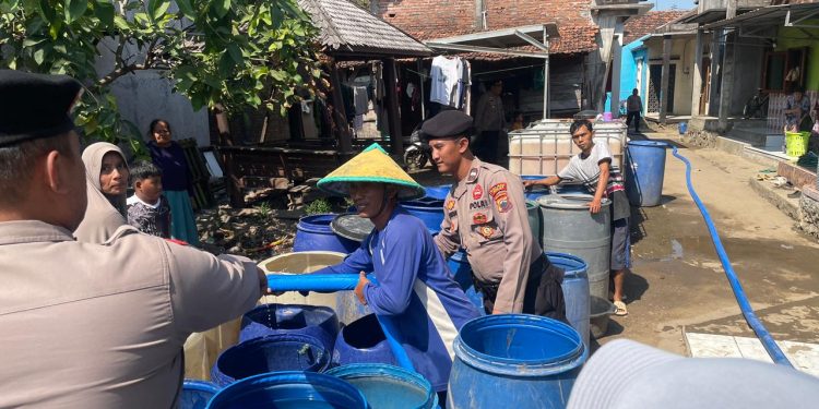 Atasi Krisis Kekeringan, Sat Samapta Polres Jepara Dorong Bantuan Air Bersih ke Wilayah Kedung Untuk Ketiga Kalinya