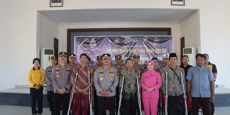 Polres Demak Serahkan Empat Kaki Palsu kepada Penyandang Disabilitas pada Hari Bhayangkara Ke-80