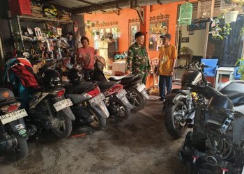 Menyapa dari Hati ke Hati, Babinsa Kratonan Bangun Keakraban Dengan Jukir