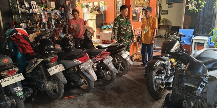 Menyapa dari Hati ke Hati, Babinsa Kratonan Bangun Keakraban Dengan Jukir