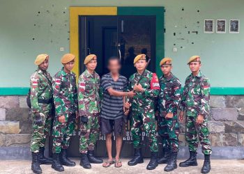 Satgas Pamtas RI-MALAYSIA Yonarmed 19/Bogani Terima Penyerahan Senjata Api Dari Warga Perbatasan di Kabupaten Sambas