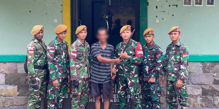 Satgas Pamtas RI-MALAYSIA Yonarmed 19/Bogani Terima Penyerahan Senjata Api Dari Warga Perbatasan di Kabupaten Sambas