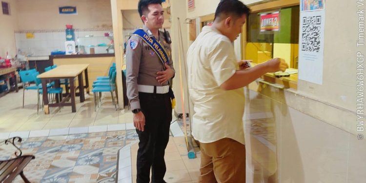 Mulai dari Pintu Masuk hingga Berkas Selesai, Duta Pelayanan Samsat Semarang 2 Siap Melayani Wajib Pajak dengan Ramah