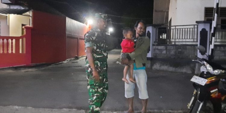 Pastikan Wilayahnya Aman, Babinsa Koramil Selogiri Aktif Patroli Malam Hari