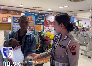 Datang Disambut, Dilayani, dan Dipandu, Duta Pelayanan Ditlantas Polda Jateng Permudah Urusan STNK di Samsat Semarang 2