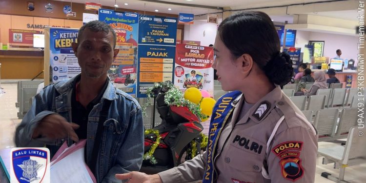 Datang Disambut, Dilayani, dan Dipandu, Duta Pelayanan Ditlantas Polda Jateng Permudah Urusan STNK di Samsat Semarang 2
