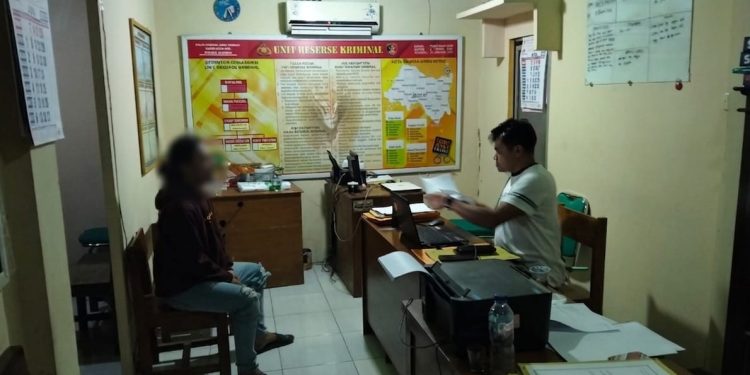 Pati, Detik-detik Polsek Jakenan Gagalkan Distribusi Ribuan Botol Arak Bali Ilegal Siap Edar