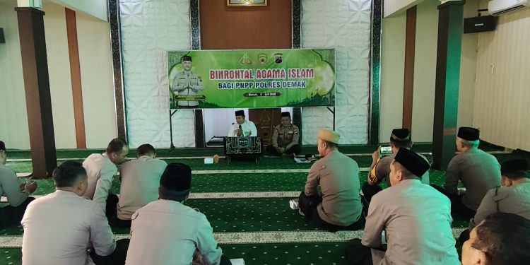 Polres Demak Perkuat Pembinaan Spiritual, Personel Diingatkan Pentingnya Keluarga Harmonis