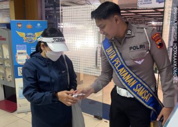 Mulai dari Pintu Masuk hingga Berkas Selesai, Duta Pelayanan Samsat Semarang 2 Siap Melayani Wajib Pajak dengan Ramah
