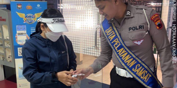 Mulai dari Pintu Masuk hingga Berkas Selesai, Duta Pelayanan Samsat Semarang 2 Siap Melayani Wajib Pajak dengan Ramah
