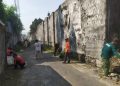 Semangat Gotong Royong Terus Dijaga, Babinsa Koramil Ampel Bersama Warga Bersihkan Jalan Desa