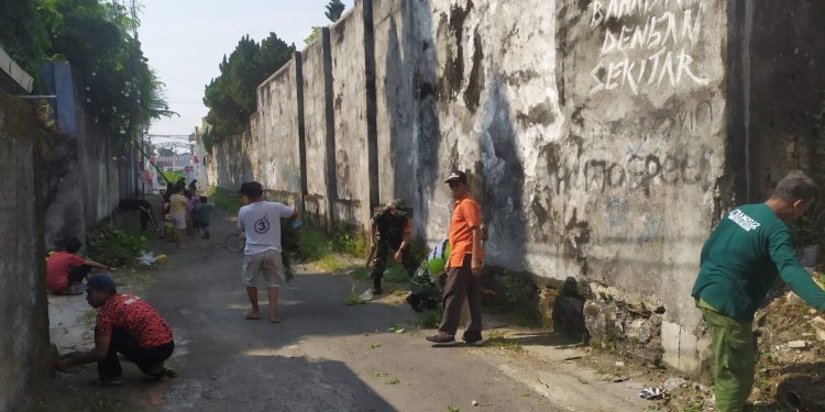 Semangat Gotong Royong Terus Dijaga, Babinsa Koramil Ampel Bersama Warga Bersihkan Jalan Desa
