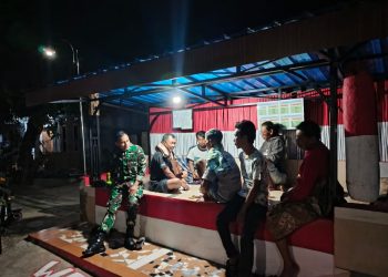 Tingkatkan Keamanan Malam Hari, Babinsa Koramil Tirtomoyo Patroli Bersama Linmas