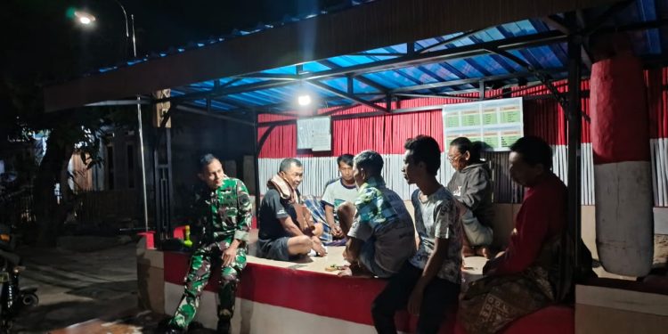 Tingkatkan Keamanan Malam Hari, Babinsa Koramil Tirtomoyo Patroli Bersama Linmas