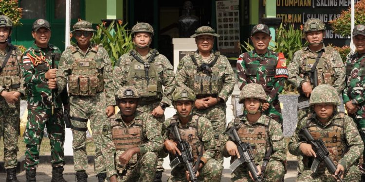 Satgas Pamtas RI-Malaysia Yonarmed 19/Bogani Terima Kunjungan Pegawai Memerintah Batalion Ketiga Rejimen Renjer Diraja Malaysia