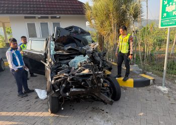 Diduga Gagal Mendahului, Toyota Innova Tabrak Truk Tronton di Tol Bawen–Salatiga, Satu Pengemudi Alami Luka Berat