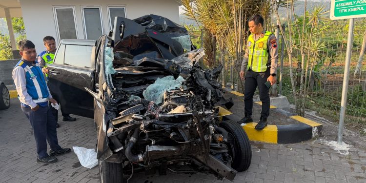 Diduga Gagal Mendahului, Toyota Innova Tabrak Truk Tronton di Tol Bawen–Salatiga, Satu Pengemudi Alami Luka Berat