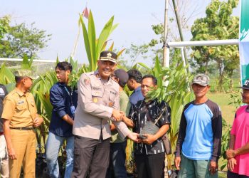 Kapolres Kendal Bersama Warga Tanam 700 Bibit Pohon di Tunggulsari, Perkuat Kelestarian Lingkungan