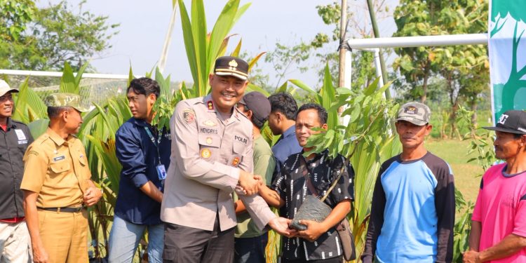 Kapolres Kendal Bersama Warga Tanam 700 Bibit Pohon di Tunggulsari, Perkuat Kelestarian Lingkungan