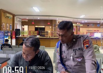 Mengurus STNK Kini Lebih Praktis! Duta Pelayanan Ditlantas Polda Jateng Hadirkan Layanan Ramah, Cepat, dan Mudah Dipahami di Samsat Semarang 2
