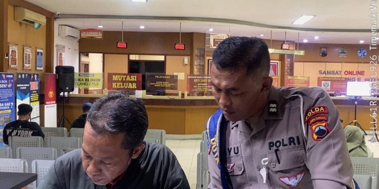 Mengurus STNK Kini Lebih Praktis! Duta Pelayanan Ditlantas Polda Jateng Hadirkan Layanan Ramah, Cepat, dan Mudah Dipahami di Samsat Semarang 2