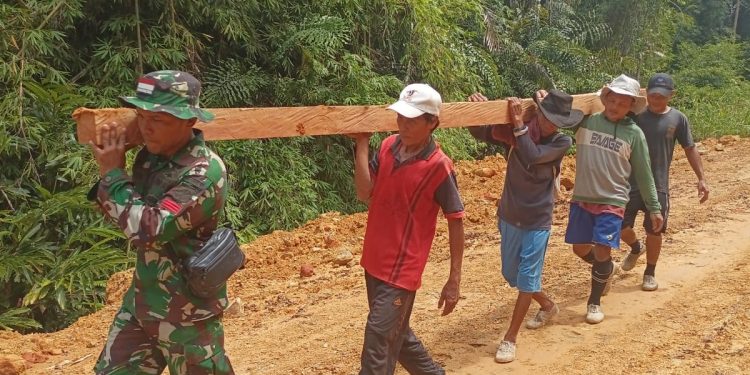Satgas Pamtas RI-Malaysia Yonarmed 19/Bogani Bersama Warga Gotong Royong Bangun Jembatan Untuk Mempermudah Akses Masyarakat Perbatasan