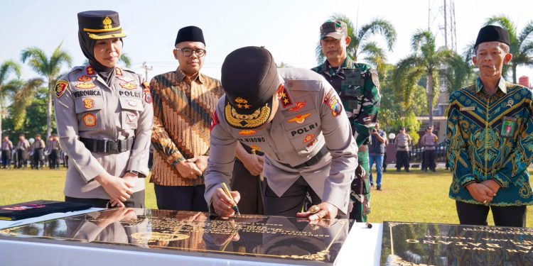 Kapolda Jateng Kukuhkan Peningkatan Tipe Polresta Batang, Tegaskan Peningkatan Status Harus Diiringi Pelayanan yang Semakin Profesional dan Responsif