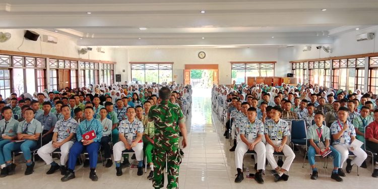 Danramil Kota Boyolali Tanamkan Jiwa Nasionalisme kepada Siswa Baru SMAN 1 Boyolali