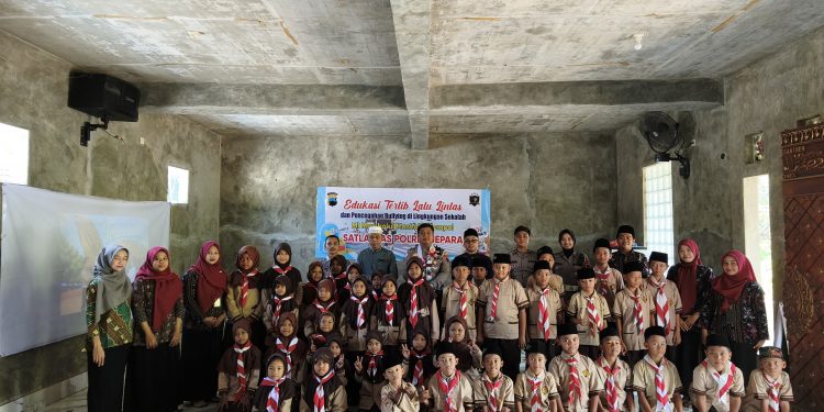 Tanamkan Disiplin Sejak Dini, Satlantas Polres Jepara Edukasi Keselamatan Berlalu Lintas dan Anti-Bullying di MI Mambaul Masholih Pakis Aji