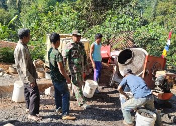 Kebersamaan Satgas TMMD dan Warga Ringankan Pengerjaan Jalan Penghubung Watuduwur-Kalibawang