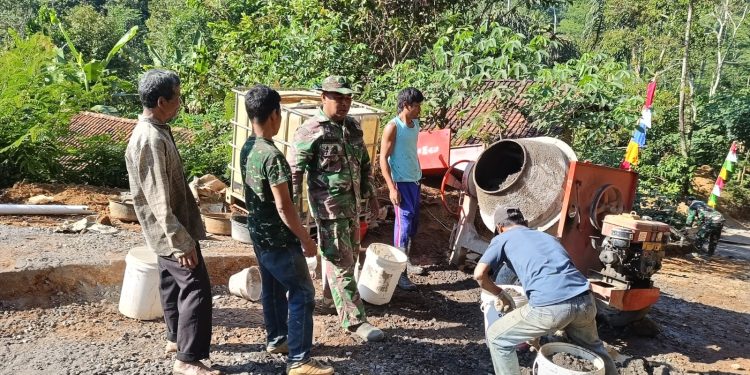 Kebersamaan Satgas TMMD dan Warga Ringankan Pengerjaan Jalan Penghubung Watuduwur-Kalibawang