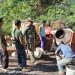 Kebersamaan Satgas TMMD dan Warga Ringankan Pengerjaan Jalan Penghubung Watuduwur-Kalibawang