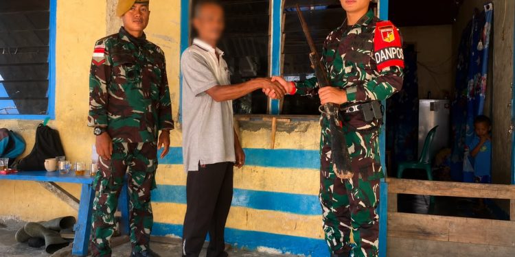 Satgas Pamtas RI-Malaysia Yonarmed 19/Bogani Terima Penyerahan Senjata Rakitan Dari Warga di Bengkayang